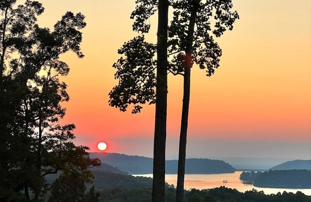 Amazing Sunset View 4 berm, 3.5 bath, spa, fire pit, overlooking Carter's Lake