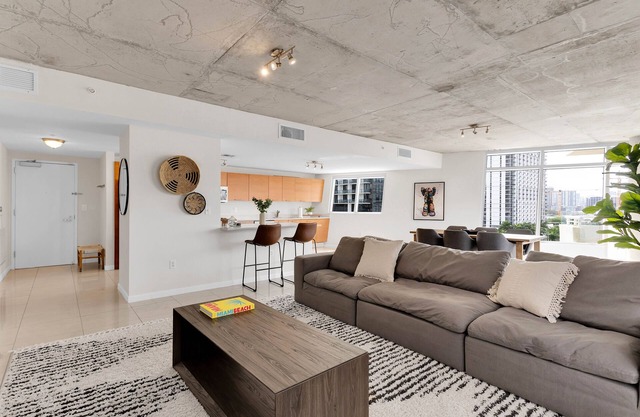 Amazing sunset view with Pool, 2b/2ba, gym , Best location A+!