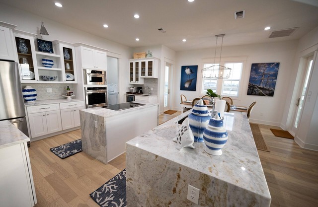 Amazing Sunset Views: Bayfront Luxury Home: Short Walk to Beach