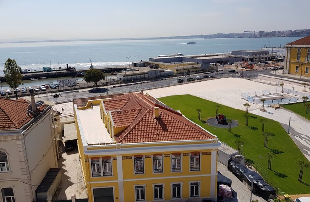 Amazing top floor apartment - River Views - Free Wifi