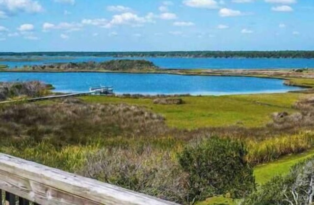 Amazing Views, Hot Tub, Elevator, Steps to Beach