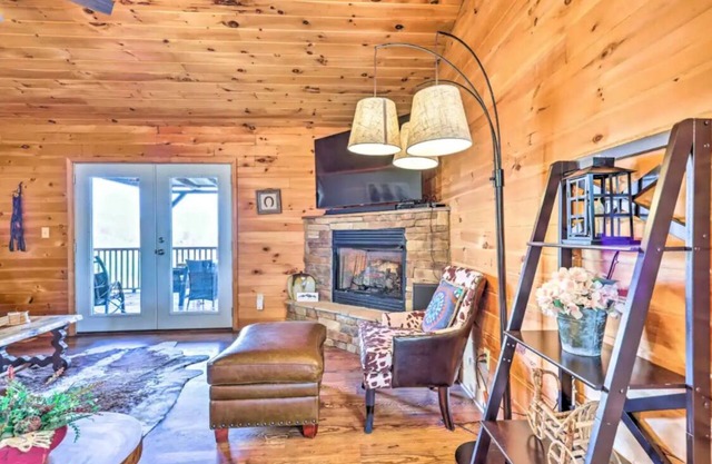Amazing View- Cozy 2/2 Cabin +Hot Tub +Long Range Mtn Views!