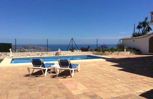 Amazing Views, 3 Bed Apmt, own Pool with large terrace and garden.