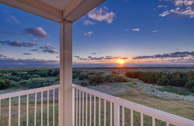 AMAZING VIEWS, Beachfront, Pets OK, In Town, Elevator, Walk to Beach (Azure)