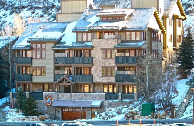 Amazing Views From This 2 Bedroom Luxury Condo, Walk To Ski Lift