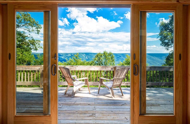 Amazing Views, Hot Tub, WiFi, Deck, & Fire Pit!