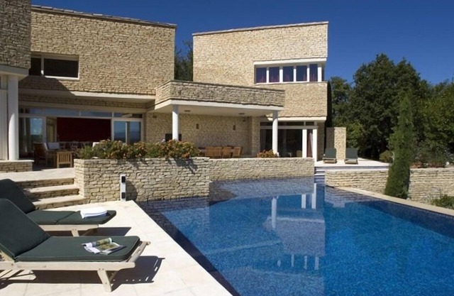 Amazing views in the heart of Luberon, pool & AC, 10 guests. Book summer 25 NOW!