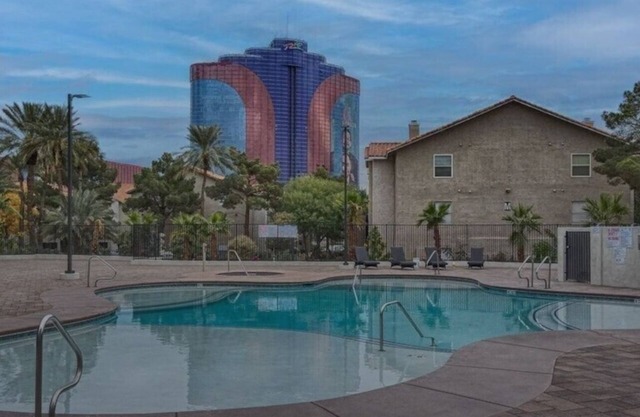 Amazing Views of mountain,Palm, Rio, Gold Coast Casinos &Steps away to Strip.