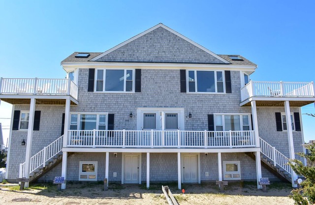 Amazing views sleeping 14! 6 bedroom duplex steps to South Village beach
