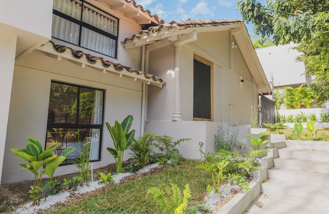 Amazing Villa 7-bedroom house with Backyard Pool & Jacuzzi in Poblado Medellín