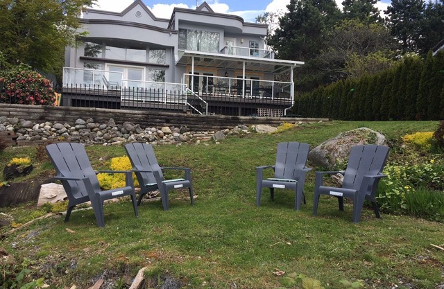 AMAZING WATERFRONT HOME IN NORTH VANCOUVER ! Close to Shopping and Amenities !
