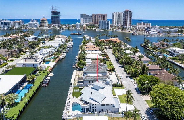 Amazing Waterfront home with spacious grounds in Seven Isles area of Las Olas