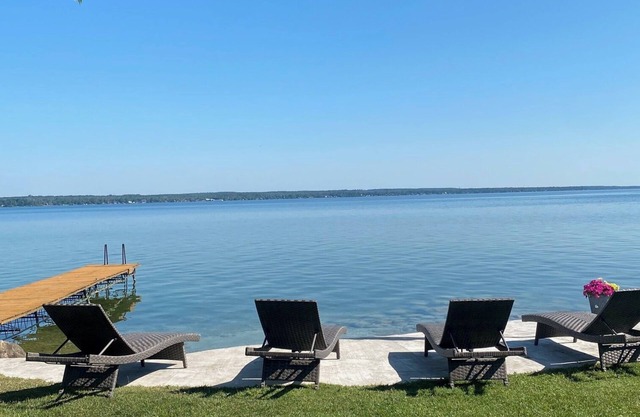 Amazing Waterfront, Cottage at Big Bay Point