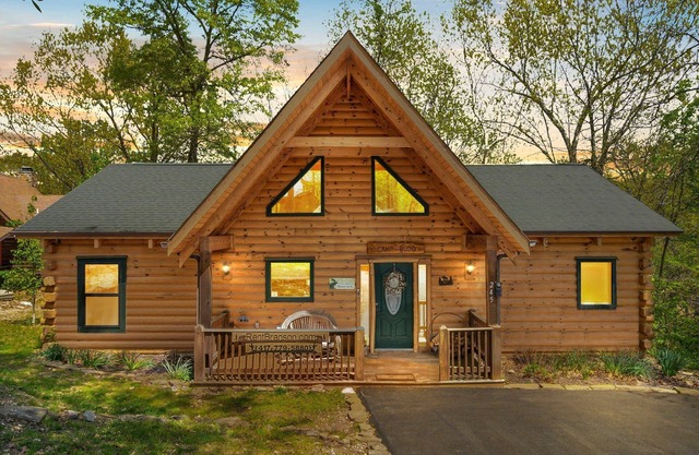 Amazing Wood Log Cabin Pvt Hot Tub in Woods Wifi Fireplace Vaulted Ceilings Near Big Cedar