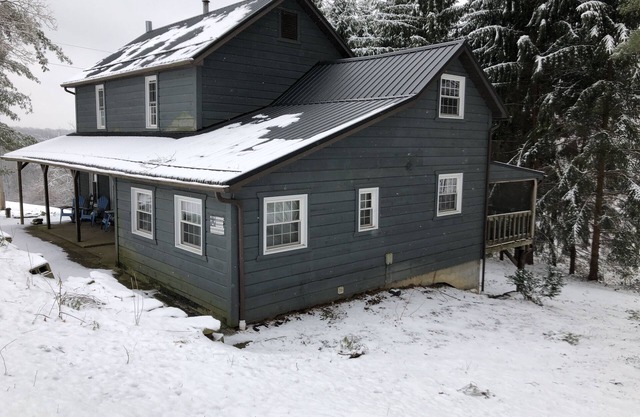 Amish country Farmhouse in quiet Holmes County with fishing