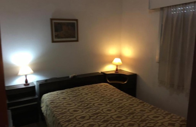 Amplia casa con fondo y estacionamiento a metros del mar