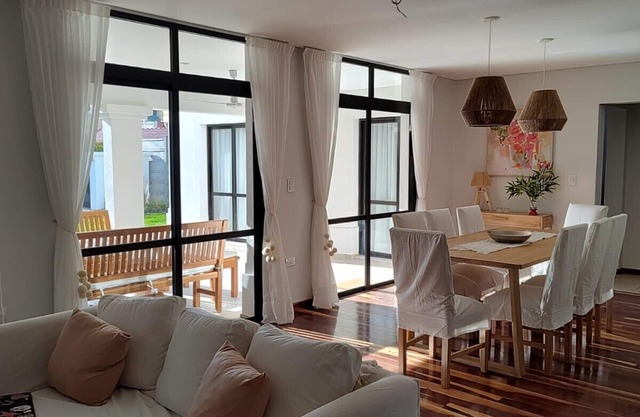 Amplia y luminosa casa con excelente ubicación