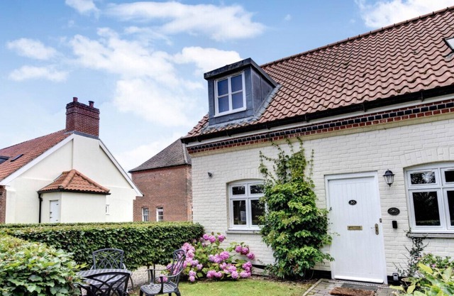 Amrose Cottage - Two Bedroom House, Sleeps 4