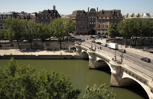 An Amazing 2-BR/1BA Duplex au Quai des Orfèvres