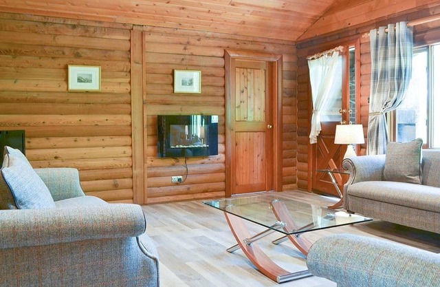 An Amazing Cedar 3 Bedroom Lodge On The Lochside at Portsonachan