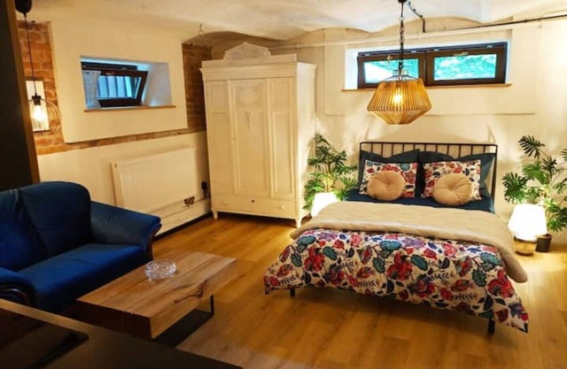 An Atmospheric, Conveniently Located Studio With a Free Parking Spot
