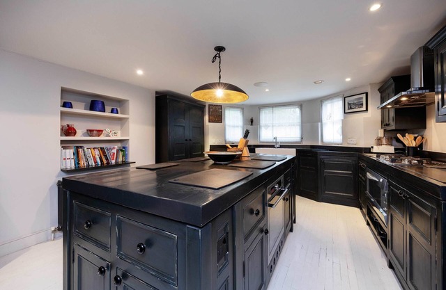 An Idyllic Escape, by Veeve