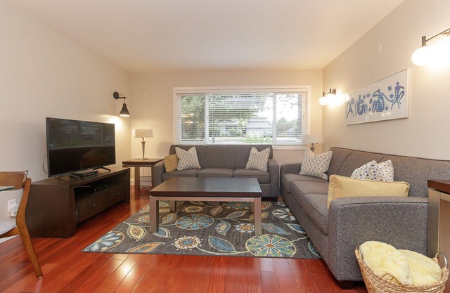 An oasis for families & Dog - Affordable Immaculate luxury - Fenced Yard!