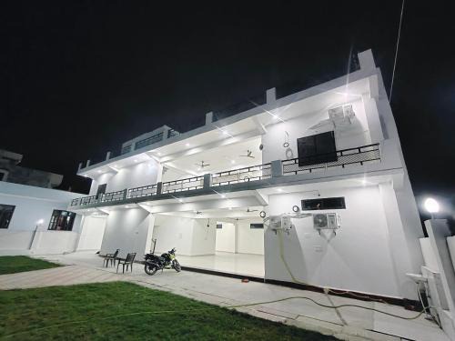 ANAND BHAWAN Aj