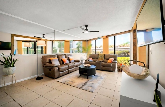 Anastasia's Treasure n2 BR 2BA/Ground Floor Great LocationnBeach Front Complex