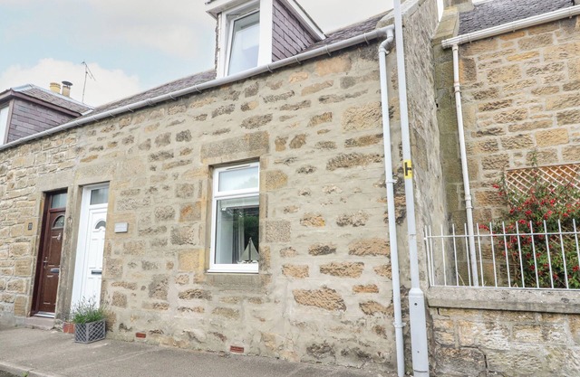ANCHOR COTTAGE, pet friendly, country holiday cottage in Hopeman