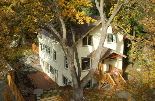 Andriette's Bed, Book and Bicycle - Located In Historic Fort Russell