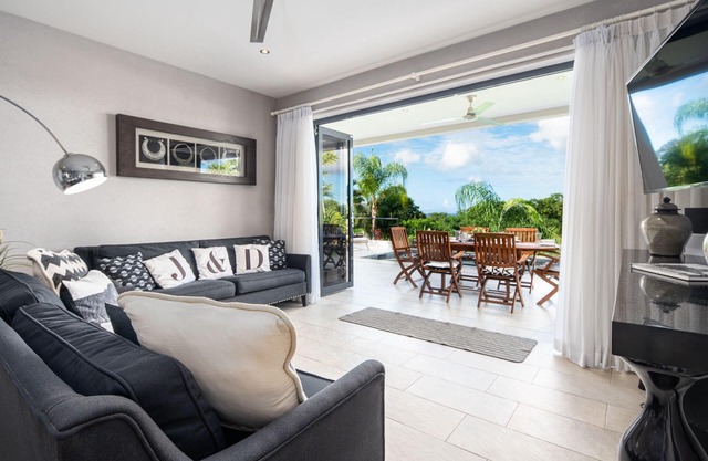 Angel Heights & Hummingbird Cottage - Deluxe Villa Close to Beach & Holetown