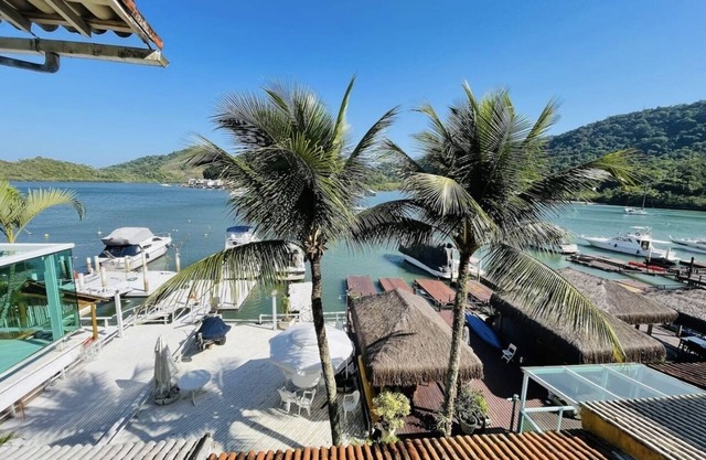Angra beach house with exclusive pier by the sea + barbecue 5 minutes from the beach