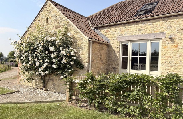 ANGRAM COTTAGE, family friendly, with open fire in Thirsk