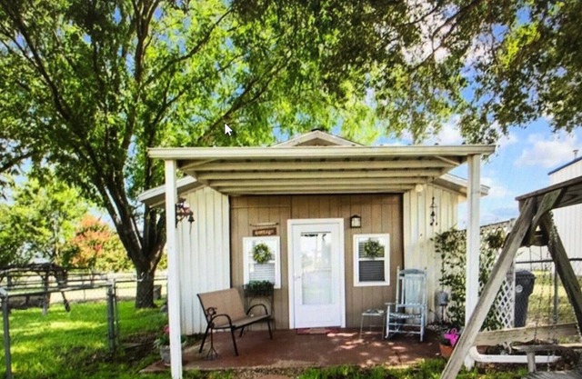 Anita's Cottage is only 15 minutes from Baylor, & Magnolia Silos!