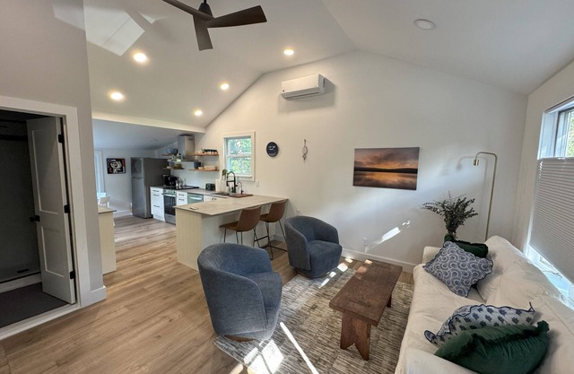 Ann Creek: Charming 2 BR fully renovated house at Greenwood Lake. Dog friendly