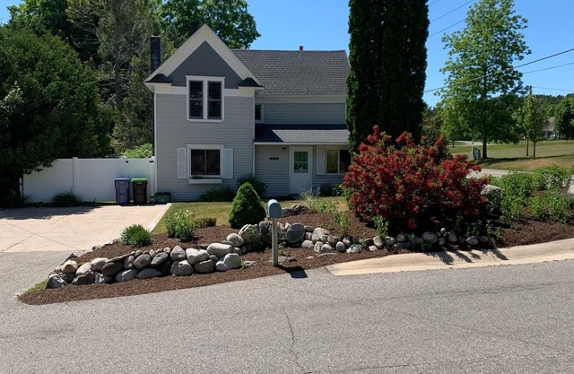 Ann Street Cottage. 10 minute walk to downtown and beaches