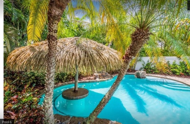Anna Maria Island! All New Remodeled Private Heated Pool + Walk to the Beach! 🌞