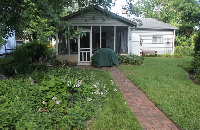 Annapolis Bay House BOAT SHOW & USNA Families 2 Bedroom with Den sleeps 5