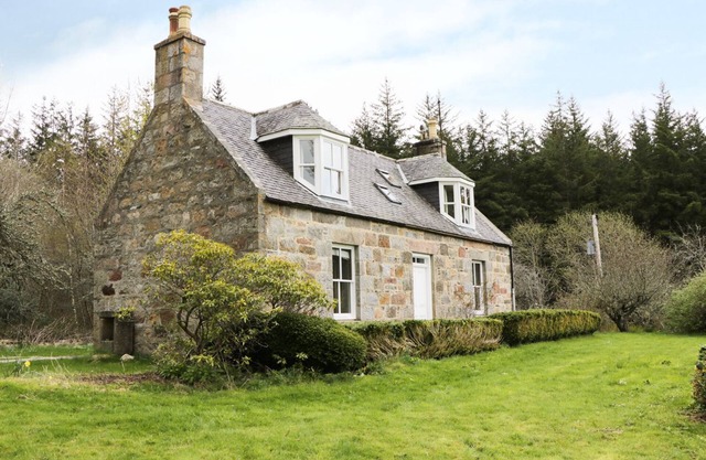 ANNFIELD, pet friendly, character holiday cottage in Archiestown