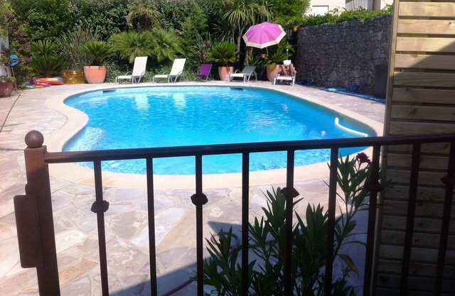 Antibes : Maisonnette with private terrace and shared swimming pool, close to the beach
