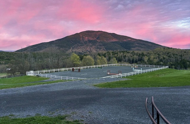 Antique farmhouse with spectacular mountain view in a bucolic setting.