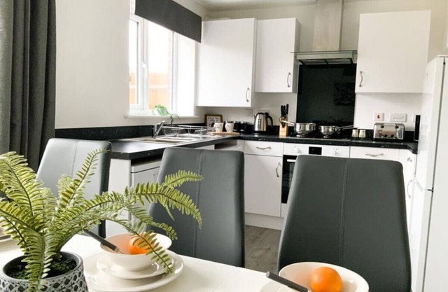 Antley House - lovely 3 bedroom house in Andover with free parking.