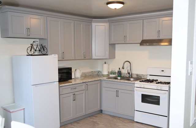 Apart#2 in 4Plex 2B/1B near to Stanford, HQ FB.