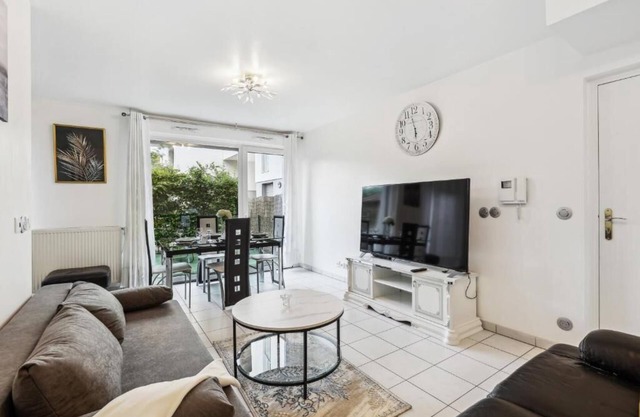 Apart-Chic-Les-Ulis with terrace and parking.