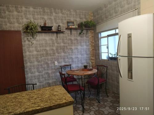 Apartamento com dois quartos, sala ampla, bem equipado