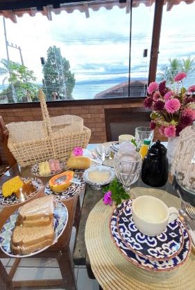 Apartamento com churrasqueira, ar condicionado e vista para o mar localização espetacular