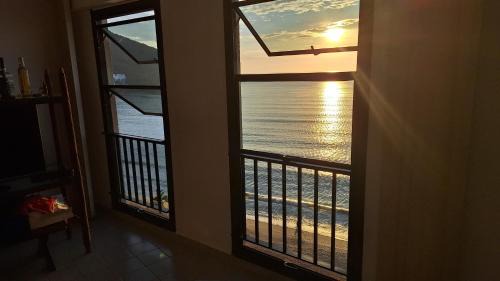 Apartamento na avenida da praia Martim de Sá com vista infinita pro mar em todos os cômodos.No 3o. quiosque próximo a prainha.Sinta-se na praia ouvindo o barulho das ondas e música dos quiosques.Com piscina adulto e infantil.
