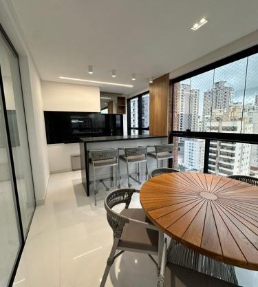 Apartamento no coração de Meia Praia, com 4 Suítes e 3 vagas de garagem