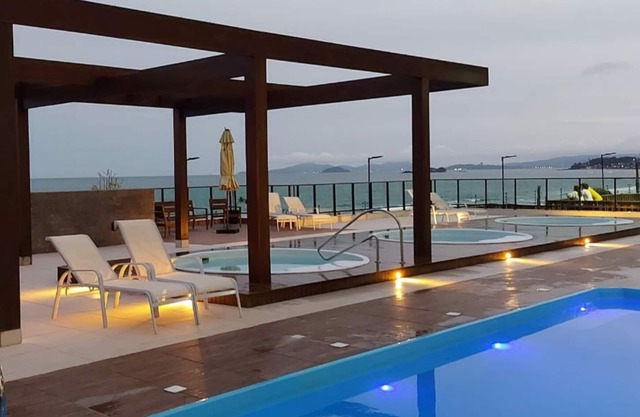 Apartamento Pé na Areia com Piscinas e Jacuzzis